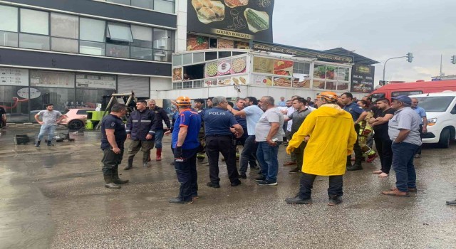 Ankarada sağanak sonrası mahsur kalan 100ü aşkın kişiden 11i yaralı olarak kurtarıldı