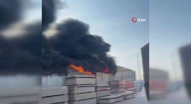 Ankarada yapı malzemesi deposunda çıkan yangın paniğe neden oldu