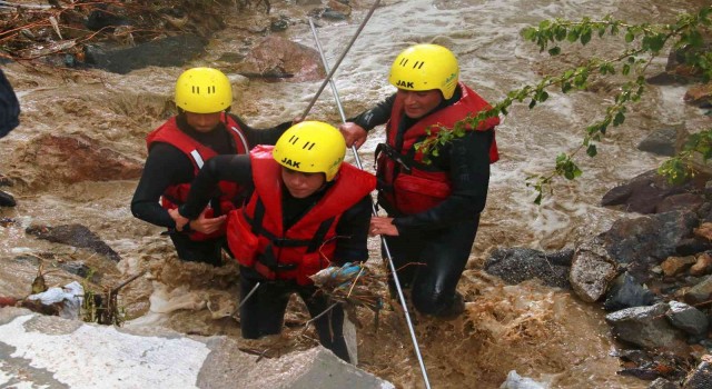 Ankarada yaşanan sel felaketinin ardından kayıp bir kişiyi arama çalışmaları devam ediyor