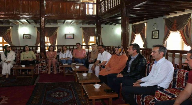 Anne Beynim Aç adlı kitabı tahlil ettiler