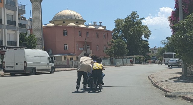 Antalyada 2si patenli, 5 çocuğun trafikteki tehlikeli yolculuğu