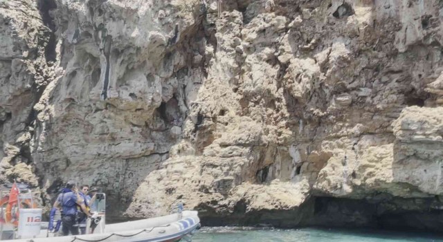 Antalyada falezlerde nefes kesen kedi kurtarma operasyonu
