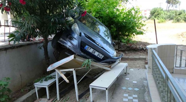 Antalyada otomobil apartmanın bahçesindeki masanın üzerine uçtu: 1 yaralı