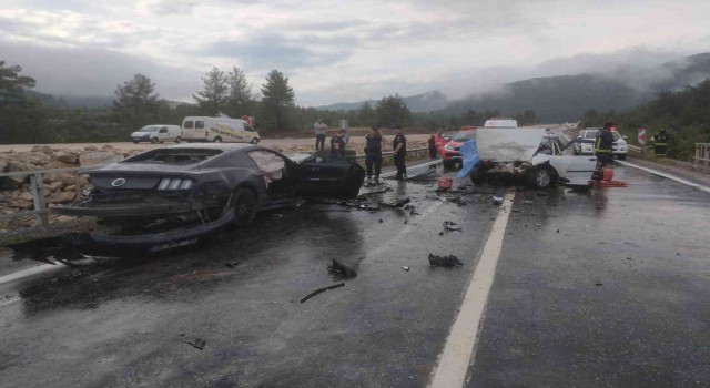 Antalyada otomobiller kafa kafaya çarpıştı: 1 ölü, 3 yaralı