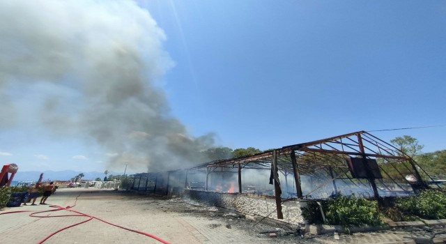 Antalyada plaj işletmesinde korkutan yangın