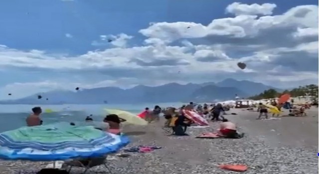 Antalyada şiddetli rüzgar sahildeki şemsiyeleri uçurdu