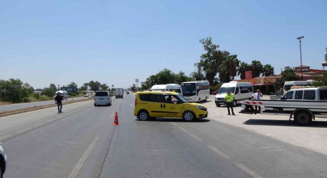 Antalyada ticari taksiye çarpan kamyonun sürücüsü arkasına bakmadan kaçtı