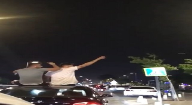 Antalyada trafikte sunroof eğlencesi pes dedirtti
