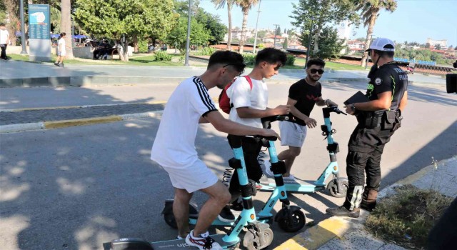 Antalyada tramvay yolunu ve kaldırımı kullanan scooter kullanıcılarına şok denetim
