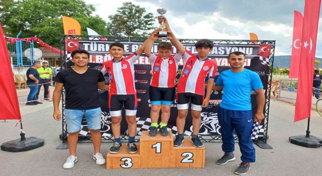 Antalyasporlu genç bisikletçiler Burdurda ikinci oldu