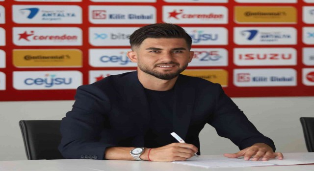 Antalyasporun yeni transferi Soner Aydoğdu resmi imzayı attı