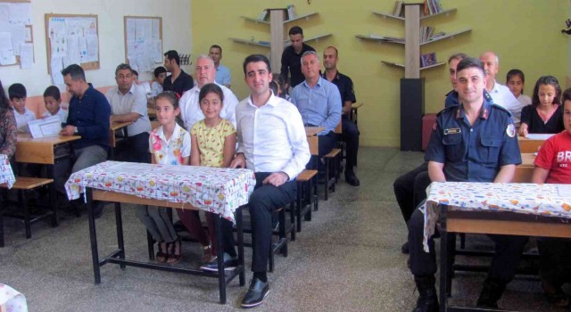 Arabanda öğrencilerin karne sevinci