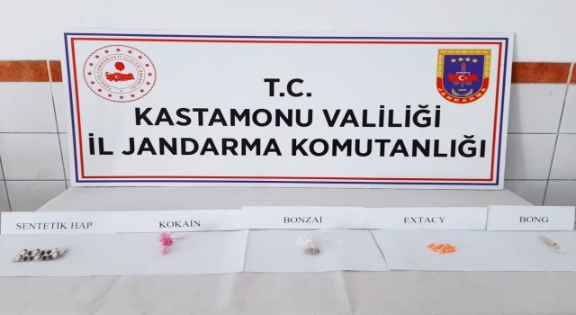 Aracıyla uyuşturucu taşıyan şahıs jandarma ekiplerince gözaltına alındı