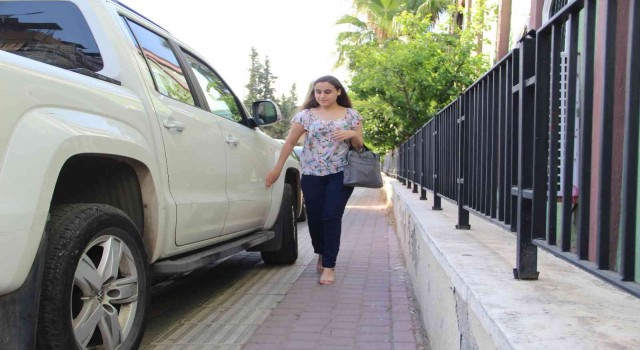 Araçlarla kaplı kaldırımlara mahalleli tepki gösterdi: Araçlara yürüyemiyoruz yazılı notlar bıraktılar