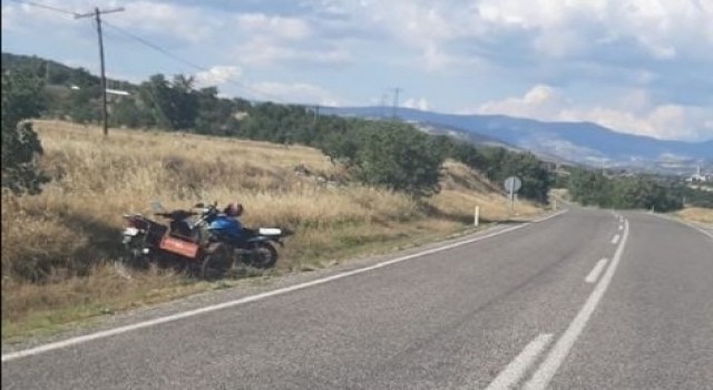 Arının soktuğu motosiklet sürücüsü kaza yaptı: 2 yaralı