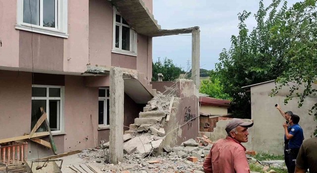 Arnavutköyde binanın tadilatı sırasında merdiven çöktü: 1 işçi yaralandı