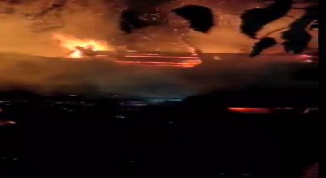 Artvinde gece çıkan yangında ahır ve samanlık kül oldu