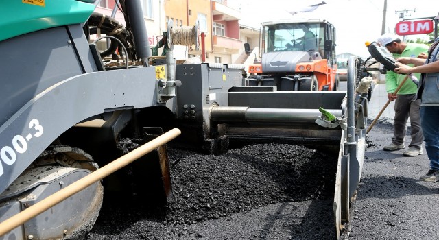 Asfalt serim işlemi Geyvede sürüyor