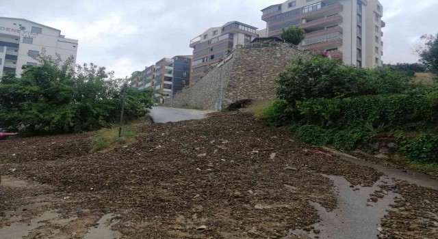 Aşırı yağışlar okul bahçesini çamurla doldurdu