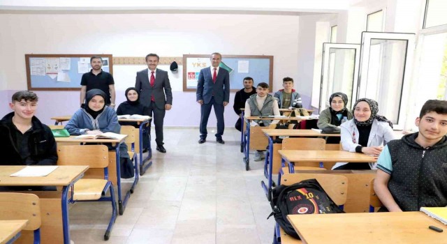 Aslan, Koyulhisarda okulları ziyaret etti