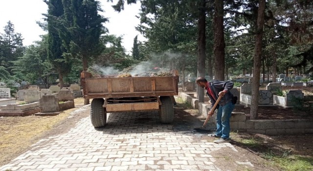 Asri mezarlıkta bayram temizliği