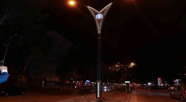 Atatürk Bulvarında ışıklandırma montaj çalışmaları başladı