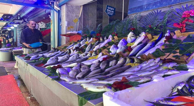 Av yasağına rağmen Eskişehirdeki balık tezgâhları dolu