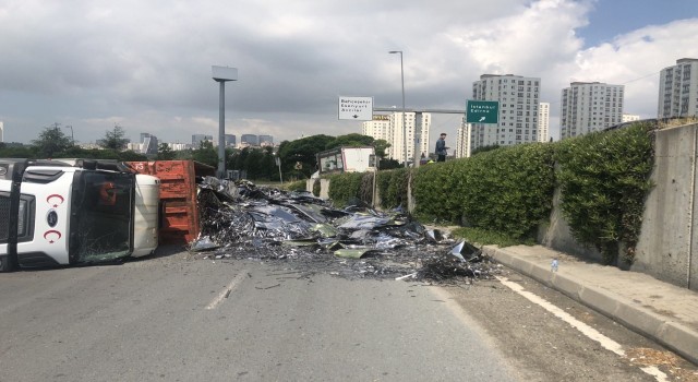 Avcılarda hurda yüklü kamyon devrildi