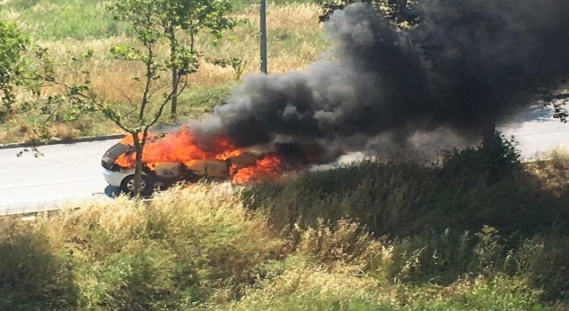 Avcılarda otomobil alev topuna döndü: Kadın sürücü son anda kurtuldu
