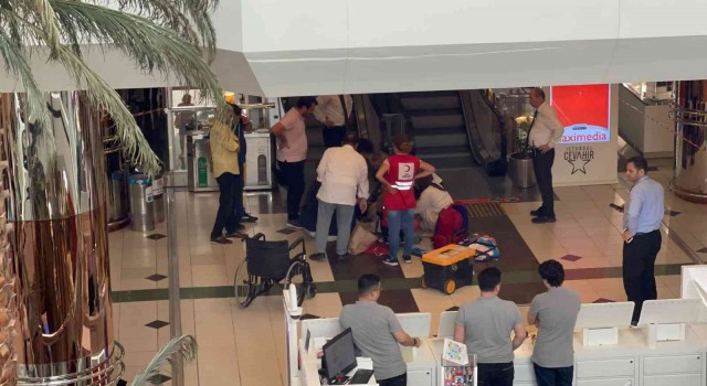 AVMde kalp krizi geçiren şahıs hastaneye kaldırıldı