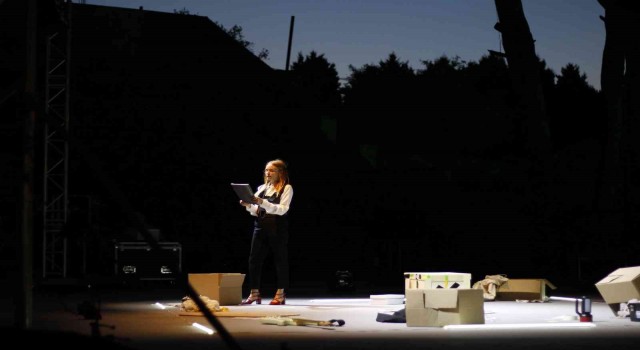 Ayvalık Deniz Seviyesinde Tiyatro keyfini yaşadı