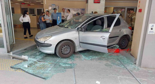 Bahçelievlerde geri geri giden otomobil bankaya daldı: 2 yaralı