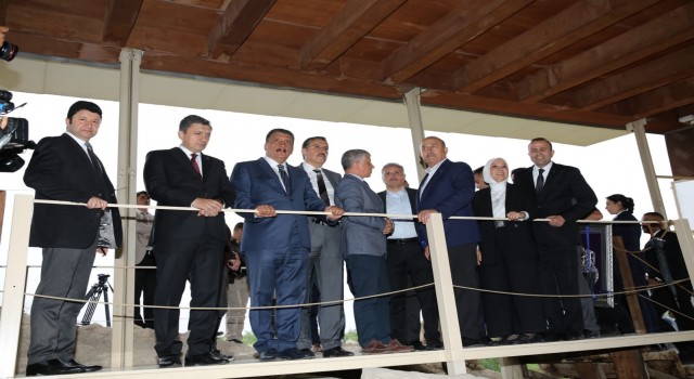Bakan Çavuşoğlu, Arslantepe Höyüğünde incelemelerde bulundu