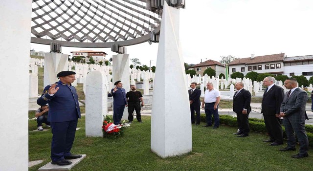 Bakan Çavuşoğlu, Saraybosnada Cumhurbaşkanı Aliya İzetbegoviçin kabrini ziyaret etti