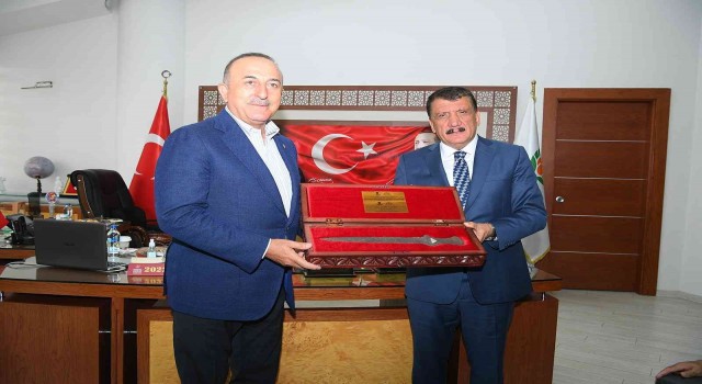 Bakan Çavuşoğlundan valilik ve belediye ziyareti