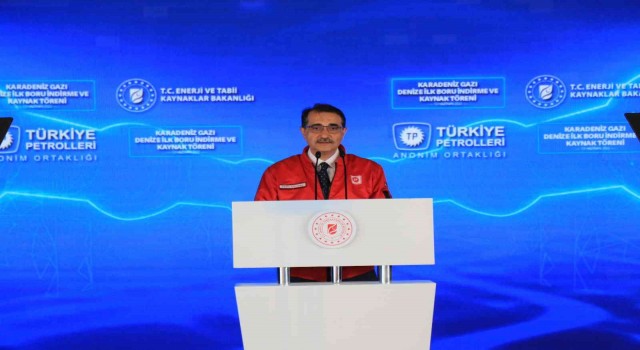 Bakan Dönmez: Bugün, yaklaşık 2 yıl önce keşfini milletimize müjdelediğimiz Karadeniz gazını denizden karaya taşıyacak ilk boruları denize indireceğiz