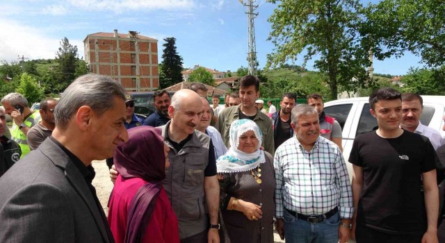 Bakan Karaismailoğlunun önüne çıkan kadın, yaşadıkları su ve yol sorunlarını anlattı