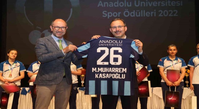 Bakan Kasapoğlu Eskişehirde öğrencilerle buluştu