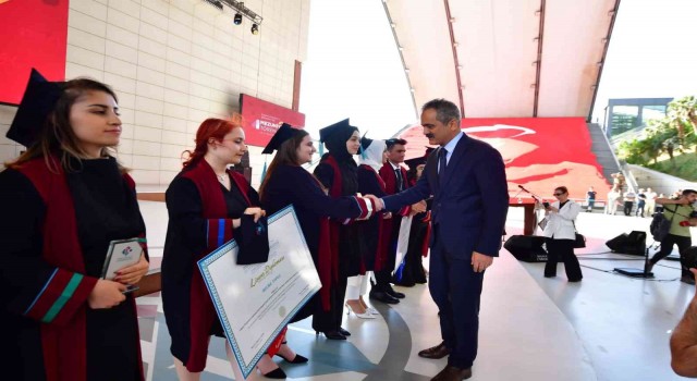 Bakan Özer, HKÜnün mezuniyet törenine katıldı