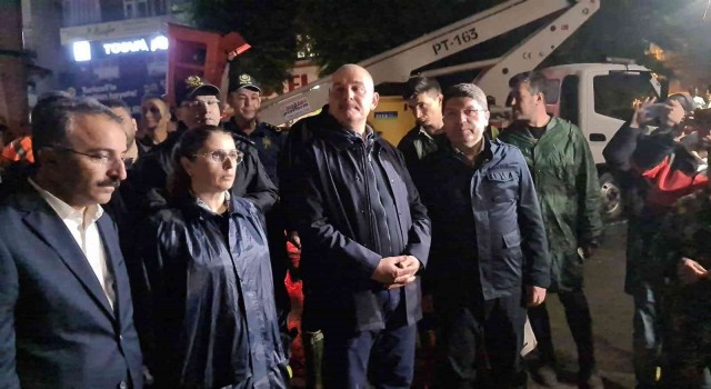 Bakan Soylu, Bartındaki sel bölgesinde: Vatandaşımızla bu sel afetinin oluşturduğu süreç ortadan kalkana kadar beraber olacağız