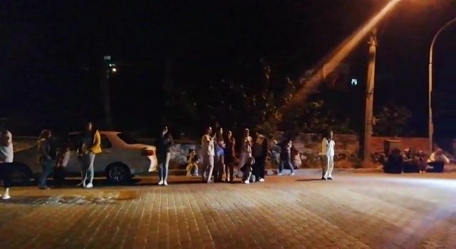 Balıkesirde 4.7 büyüklüğündeki deprem vatandaşları sokağa döktü