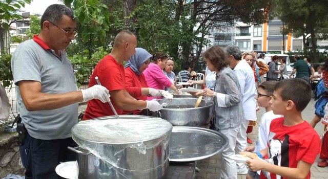 Balıkesirde hayırsever kardeşler annelerinden kalan evi Yardım Sevenler Derneğine bağışladı