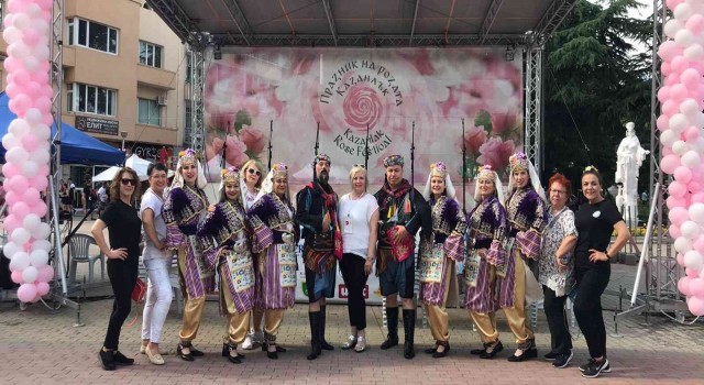 Balkanika Halk Oyunları Topluluğu, Bulgaristanda yapılan ‘Uluslararası Kazanlık Gül Festivaline katıldı
