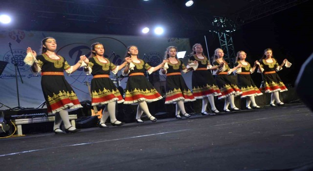 Balkanlardan gelen dans ekipleri festivale damga vurdu