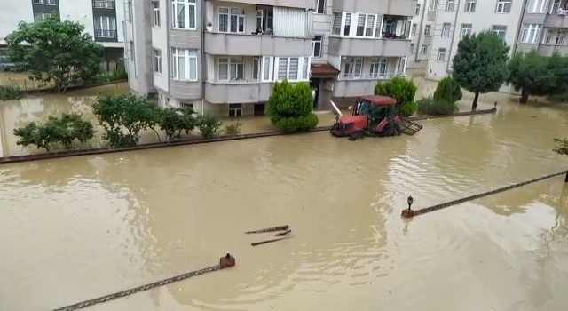 Bartında evlerinde mahsur kalanlara traktörle ekmek dağıtıldı