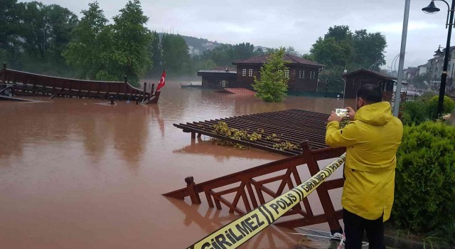 Bartında ırmak taştı, şehir merkezi sular altında kaldı