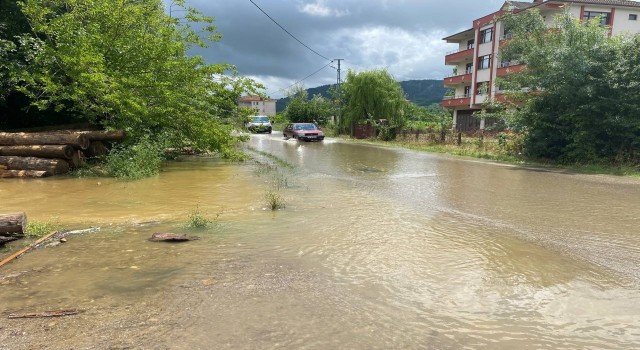 Bartında sağanak sonrası dereler taştı, yollar göle döndü