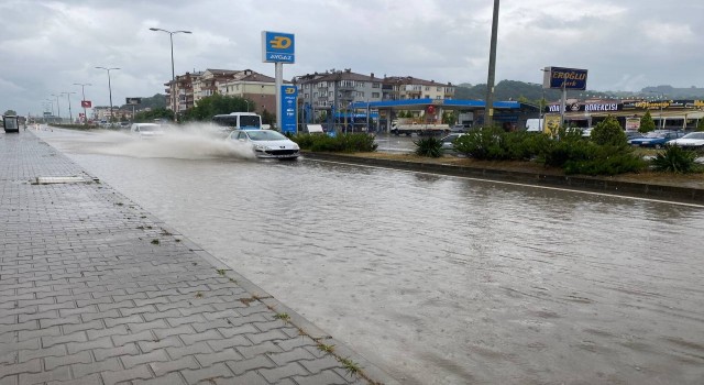 Bartında sağanak yağmur hayatı olumsuz etkiledi