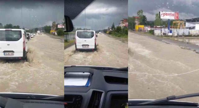 Bartında sağanak yolları nehre dönüştürdü