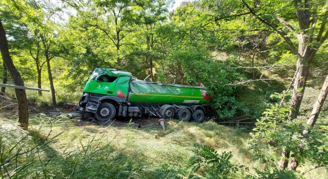Başakşehirde İBBye ait tanker şarampole yuvarlandı: 2 yaralı